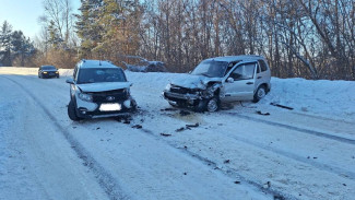 Четыре человека пострадали в лобовом столкновении «Лады» и Chevrolet под Воронежем