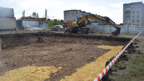 В поселке Подгоренский начали строительство 3-этажного дома для семей из аварийного жилья