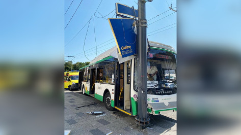 Пассажирский автобус врезался в столб возле Театра оперы и балета в Воронеже