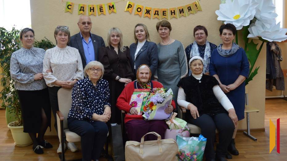 «Хочу пожить еще 15 лет». Жительница воронежского поселка Елена Коротеева отметила 100 лет