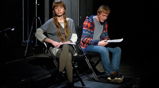 Артисты воронежского Камерного театра прочли со сцены пьесу об отцеубийстве 