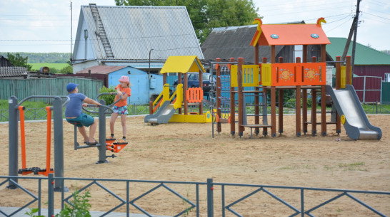 В острогожском селе Мастюгино на пустыре сделали детскую спортивную площадку