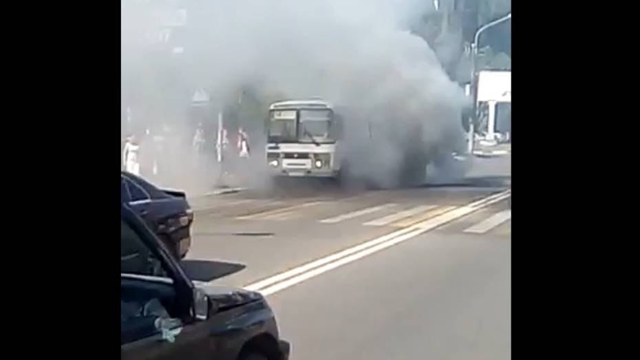 Воронежцы сняли на видео дымящуюся маршрутку