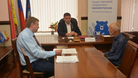 Спикер Воронежской гордумы Андрей Дьяченко в ходе приема граждан помог решить вопросы дорожного хозяйства