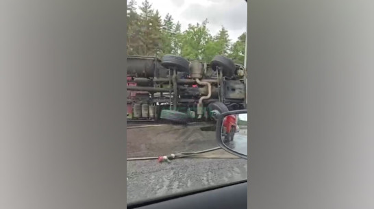 Аварию с двумя перевернувшимися машинами, вызвавшую пробку на выезде из Воронежа показали на видео