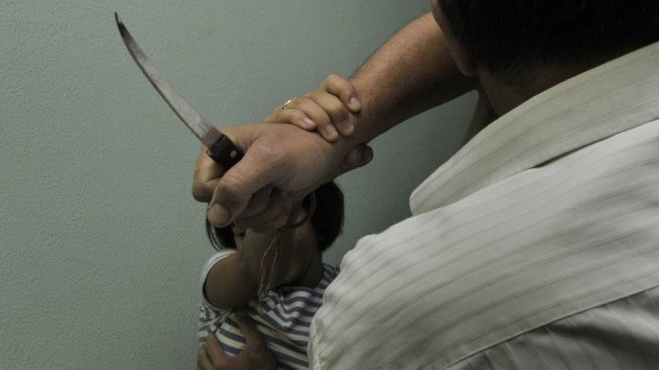 Житель Воронежской области ранил бывшую жену в шею на глазах у дочери