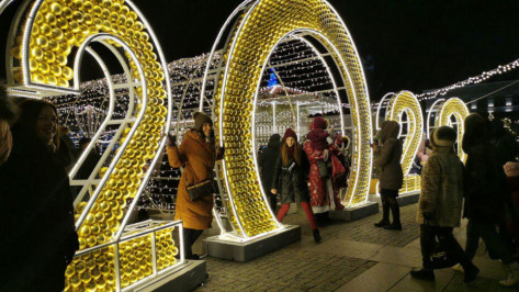 Новогодние украшения на площади Ленина в Воронеже простоят до Крещения