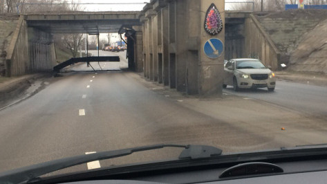 В Железнодорожном районе Воронежа рухнула часть моста