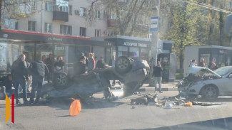 Жуткое ДТП с перевернувшимся автомобилем на остановке «Улица Ильича» в Воронеже сняли на видео