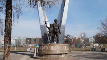 Гранитная плита исчезла с памятника ВДВ в Воронеже