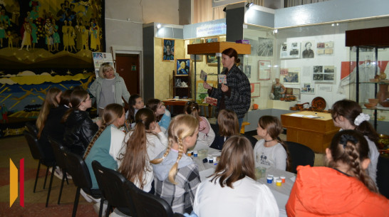 Юных богучарцев познакомили с техниками работы художника Александра Кищенко в день его памяти