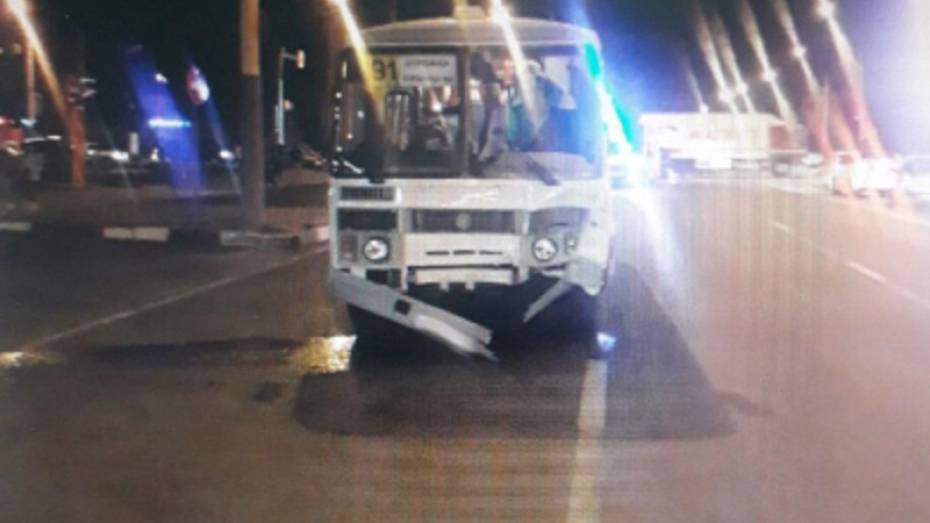 В Воронеже автобус №91 проехал на «красный» и влетел в иномарку: пострадали четверо
