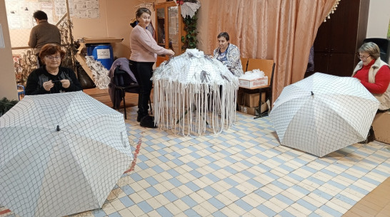 Грибановские волонтеры изготавливают маскировочные зонты для бойцов СВО