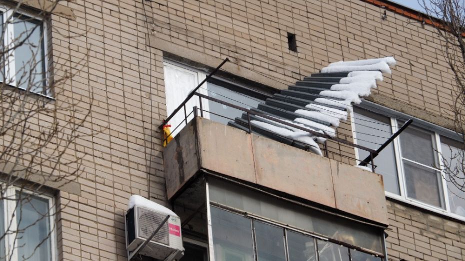 В Воронеже часть балкона обвалилась под тяжестью снега