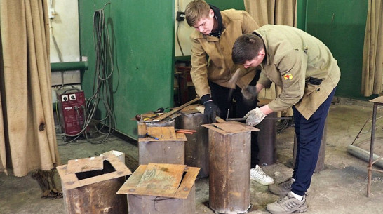 Студенты и преподаватели бутурлиновского колледжа передали в зону СВО 10 дровяных печей