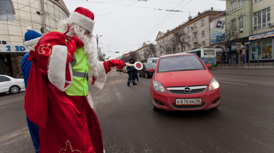 В Воронеже Дед Мороз-автоинспектор раздавал подарки законопослушным водителям