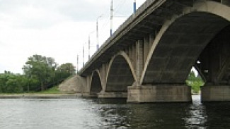 ДТП на Вогрэсовском мосту в Воронеже спровоцировало серьезную пробку 