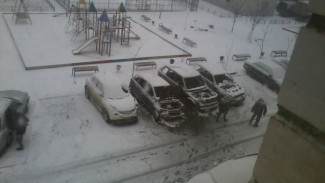 В Северном микрорайоне Воронежа ночью сгорели пять машин