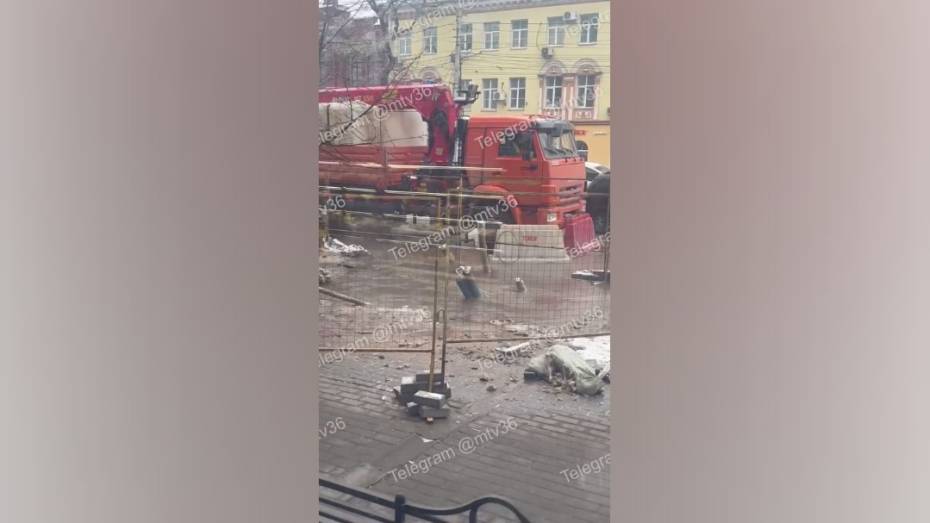 В центре Воронежа повредили водопровод: видео