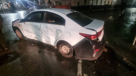 В Воронеже 28-летняя девушка пострадала в аварии возле Каменного моста