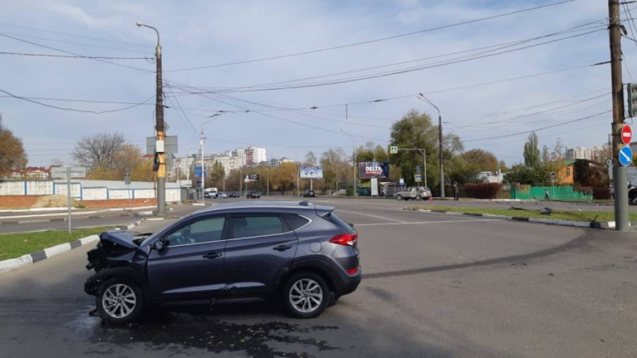 В Воронеже 4 человека пострадали в столкновении 4 автомобилей