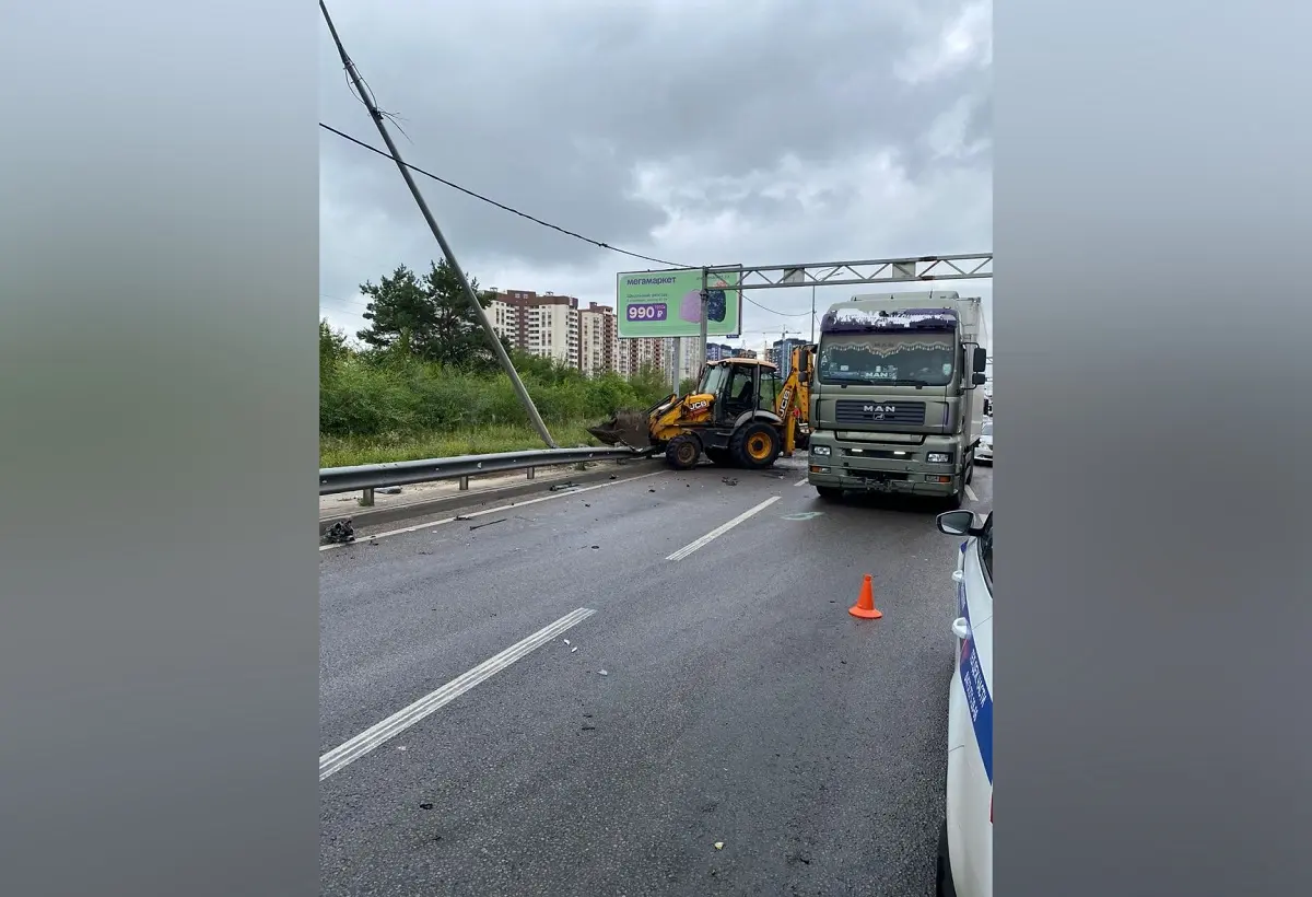 Число пострадавших в ДТП с 10 машинами на Антонова-Овсеенко в Воронеже  выросло до 7