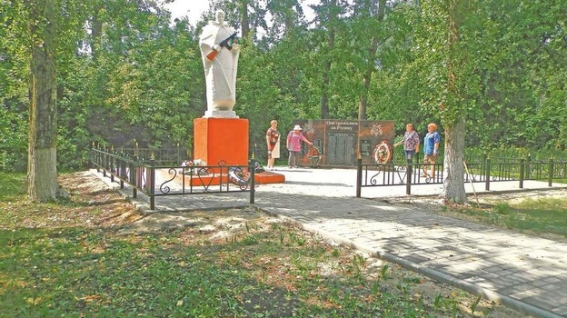 В Эртильском районе благоустроили территорию у мемориала землякам-фронтовикам