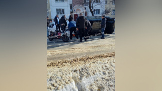 В Воронеже курьер на электроскутере вылетел под колеса машины: автомобиль перевернулся