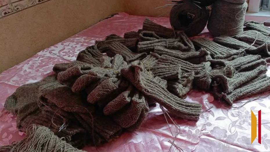 Волонтеры из таловского поселка Майский связали для бойцов СВО носки