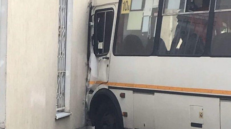 Автобус врезался в поликлинику в Воронеже