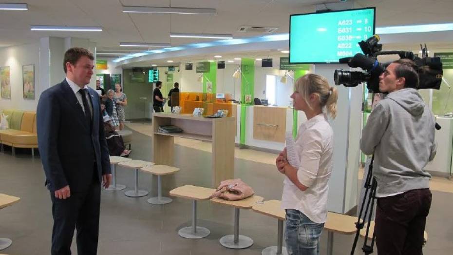 Воронежским журналистам показали работу современного офиса банка