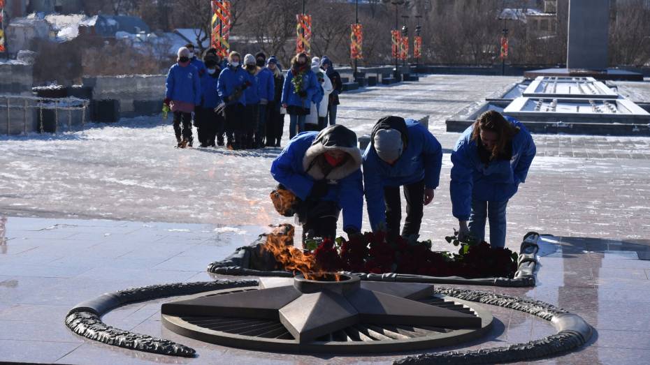 «Волонтеры Победы» в Воронеже возложили цветы к Вечному огню