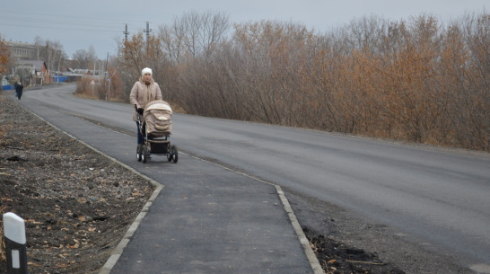 В подгоренском селе проложили тротуар и отремонтировали автодорогу