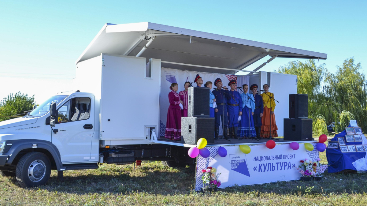 В зале на скамейках сидят 18 учеников