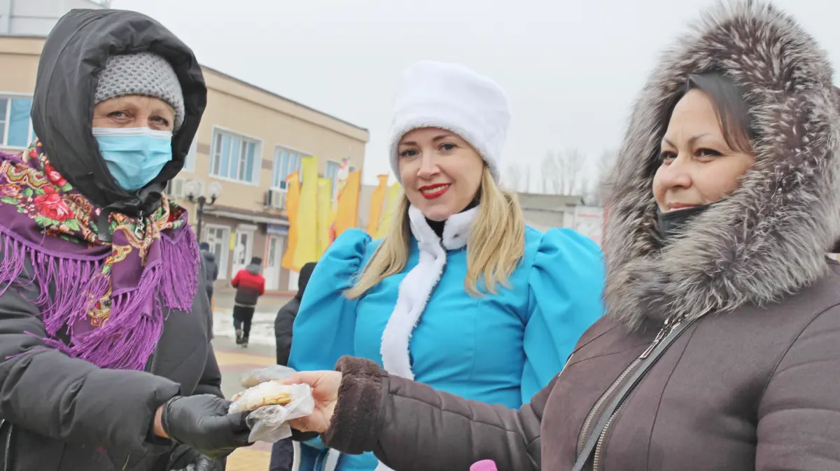 Более 1 тыс блинов раздали на Масленицу в Таловой