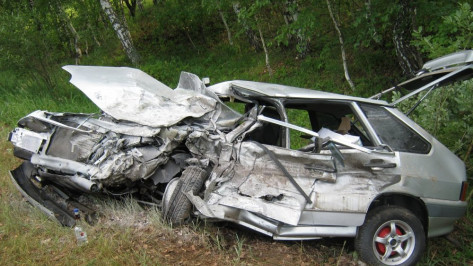 Автоледи разбилась насмерть в столкновении со стоящим прицепом в Воронежской области