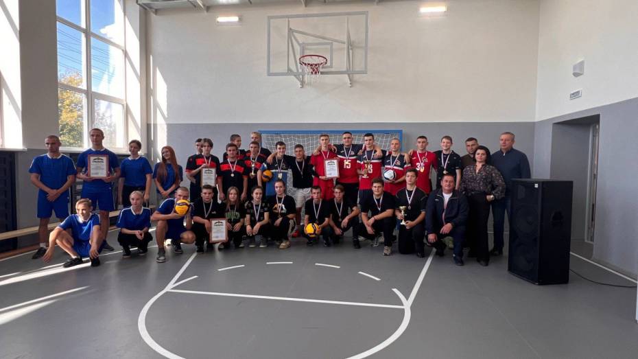 В спортзале отремонтированной воронежскими строителями школы ЛНР прошли первые соревнования