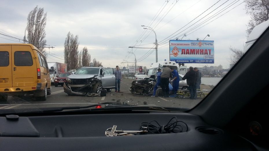 В Воронеже на Чернавском мосту лоб в лоб столкнулись две иномарки