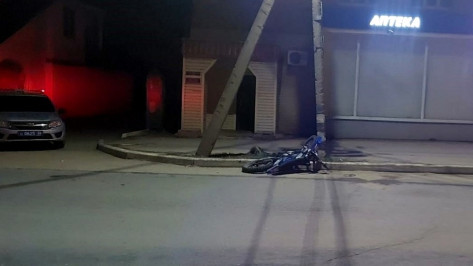 Мотоцикл с 17-летними парнем и девушкой разбился о столб в Воронежской области