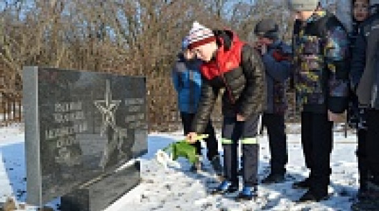В Семилуках почтили память неизвестного солдата