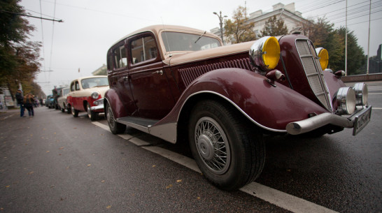 На выставке ретромобилей взрослые воронежцы пришли в восторг от машинки своего детства 