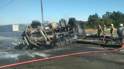 На трассе в Воронежской области сгорела автоцистерна: водитель погиб
