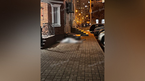 В Воронеже у дома на улице Владимира Невского обнаружили тело женщины