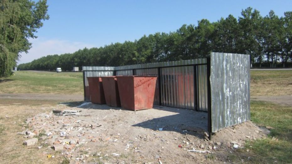 Бутурлиновские коммунальщики установили на трассах контейнеры для мусора