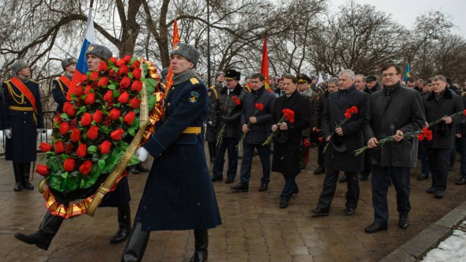 Губернатор возложил цветы к могиле Неизвестного солдата в Воронеже