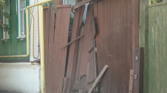 В Новохоперске  ищут водителя машины, врезавшейся в ворота жилого дома