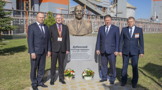 В поселке Подгоренский установили памятник геологу Александру Дубянскому