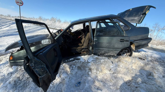 В Воронежской области ВАЗ врезался в эвакуатор: пострадали женщина и 12-летний мальчик