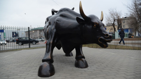 Мэр Воронежа поручил убрать скульптуру быка с улицы Карла Маркса 