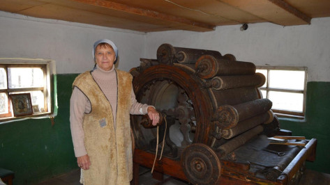 Пуховые выкрутасы. Как жительница Воронежской области сохранила старинный станок - шерстобитку